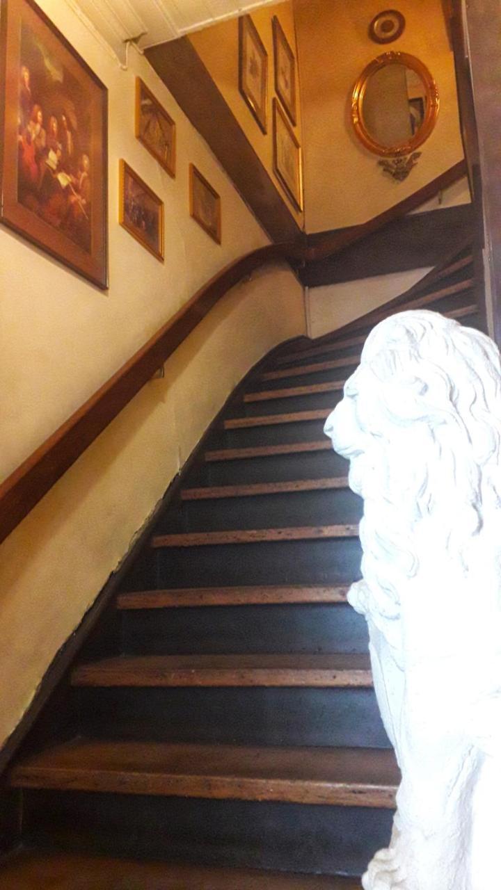 Dos Leones Inn