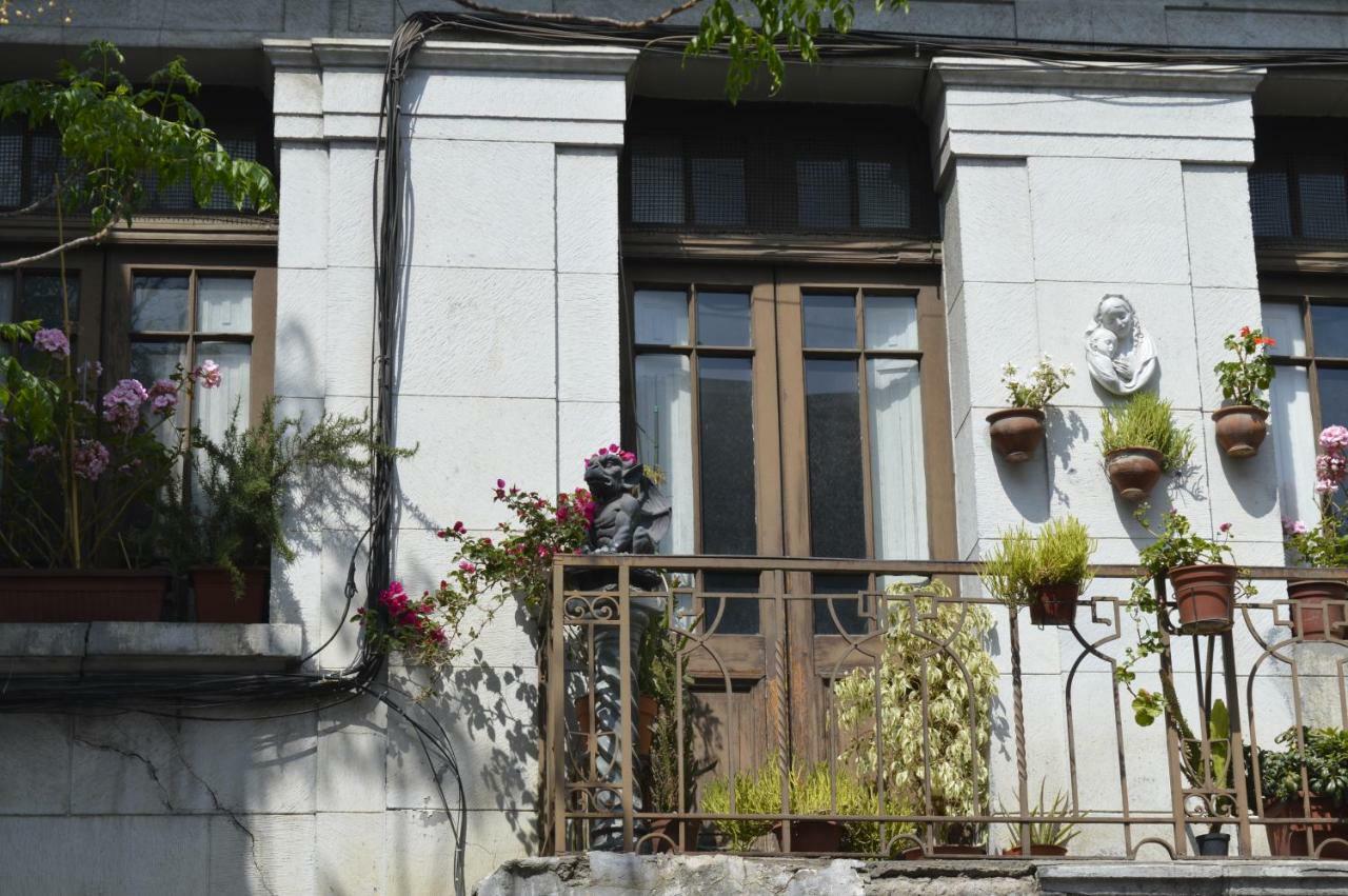 Dos Leones Inn