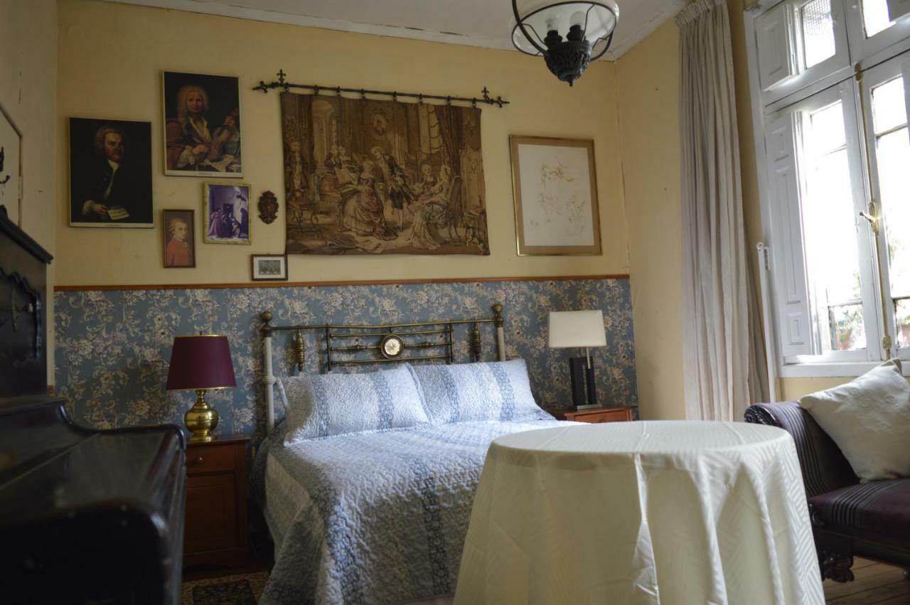 Dos Leones Inn